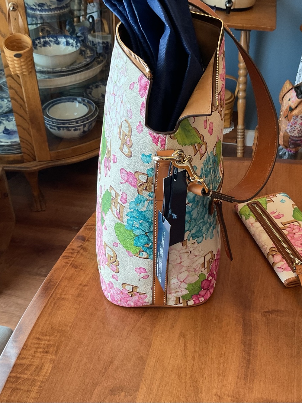 Dooney & Bourke Cream Hydrangea Large Sac - Picture 4 of 16